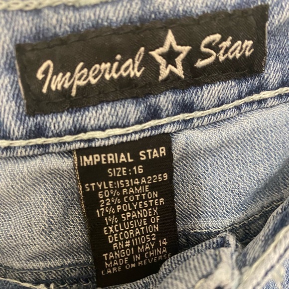 Straight-leg jeans with cute white lace detail on front and back pockets - Picture 4 of 4